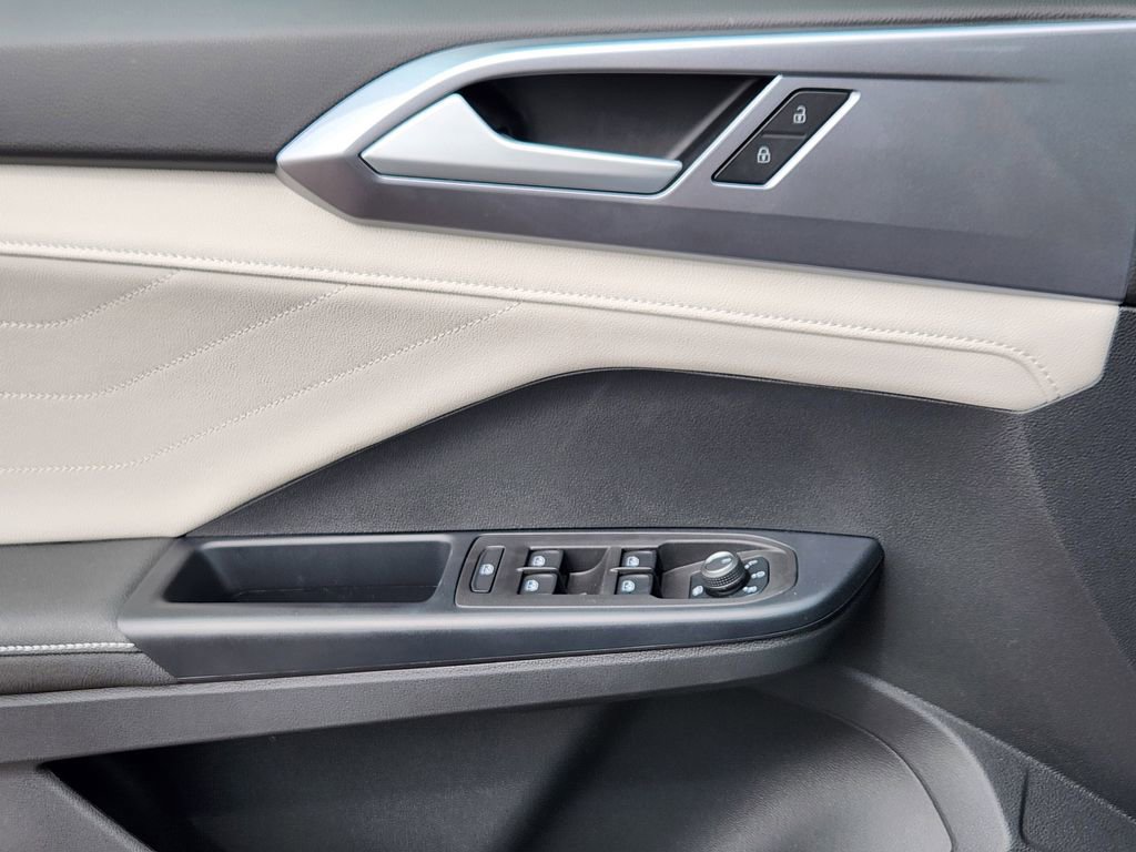 New 2025 Volkswagen Taos SEL image 3