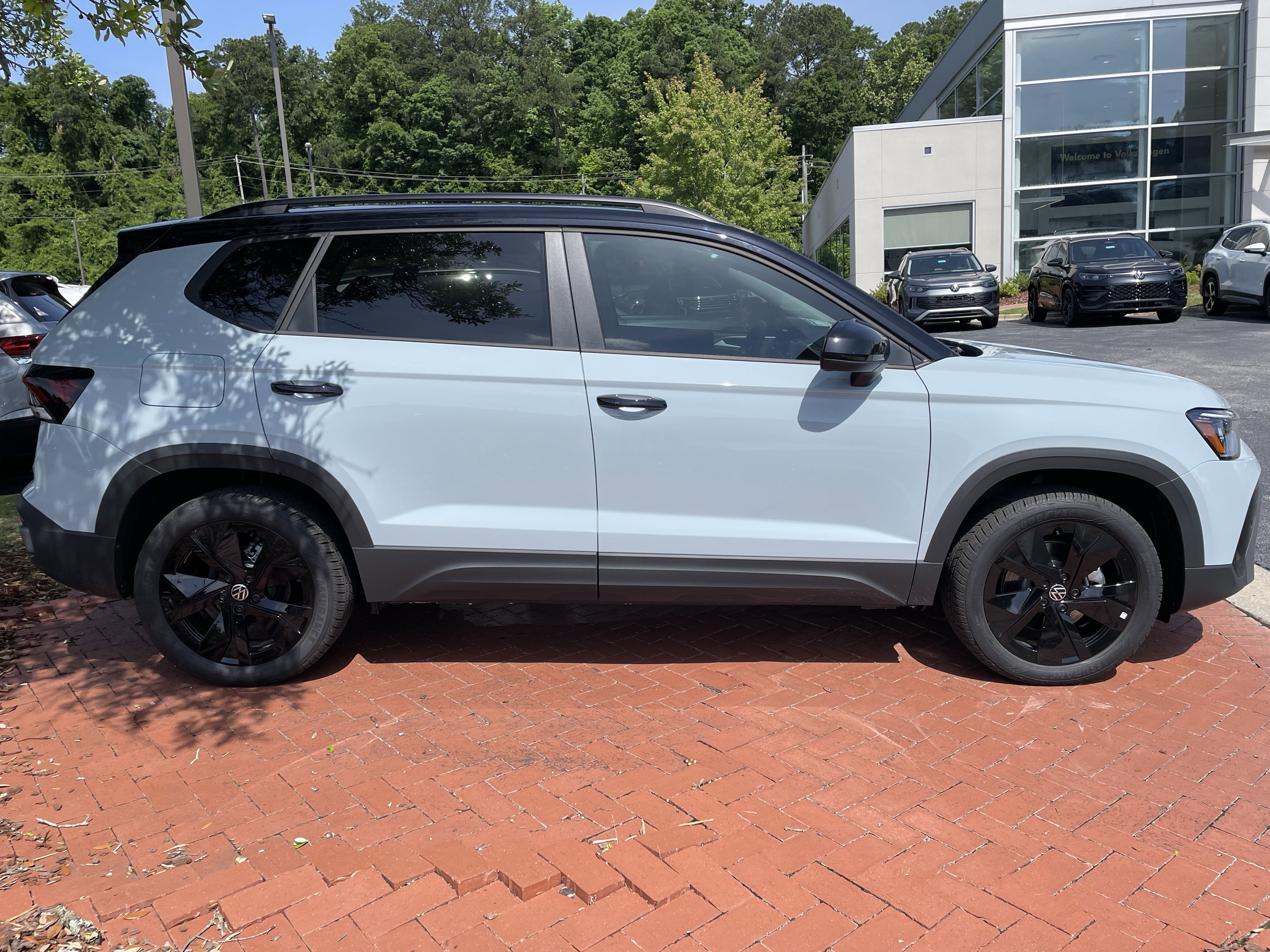 New 2026 Volkswagen Taos SE FWD image 4