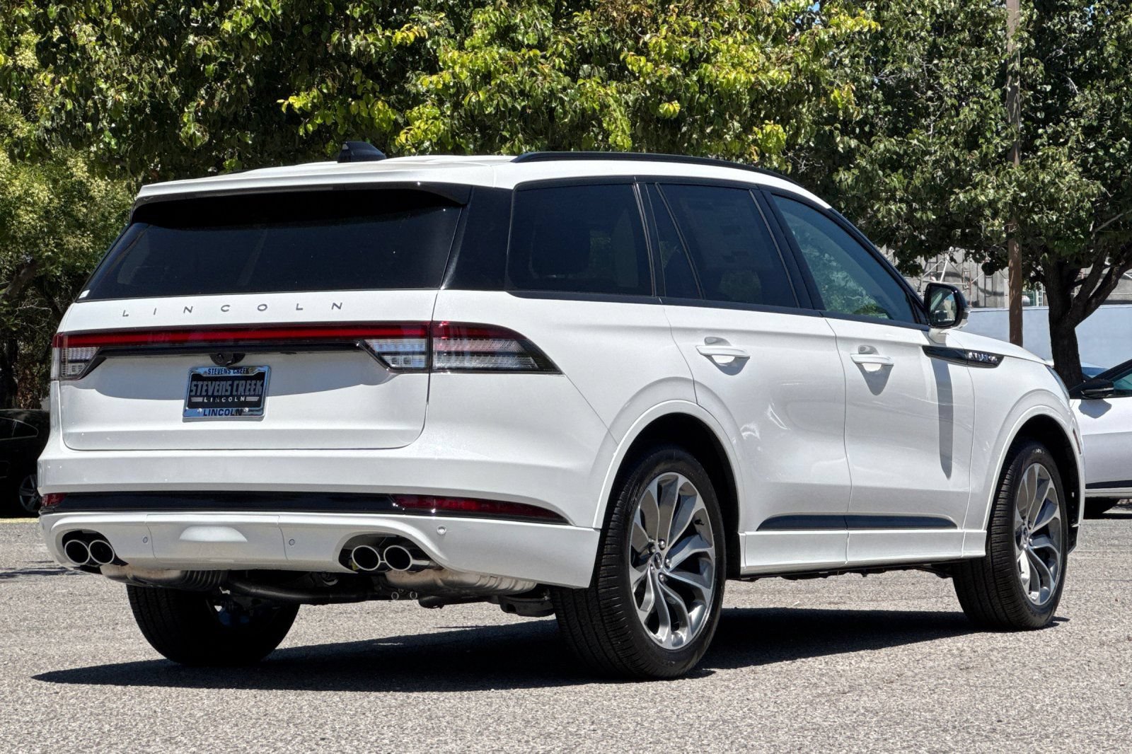 New 2026 Lincoln Aviator AWD w/ Jet Appearance Package image 4
