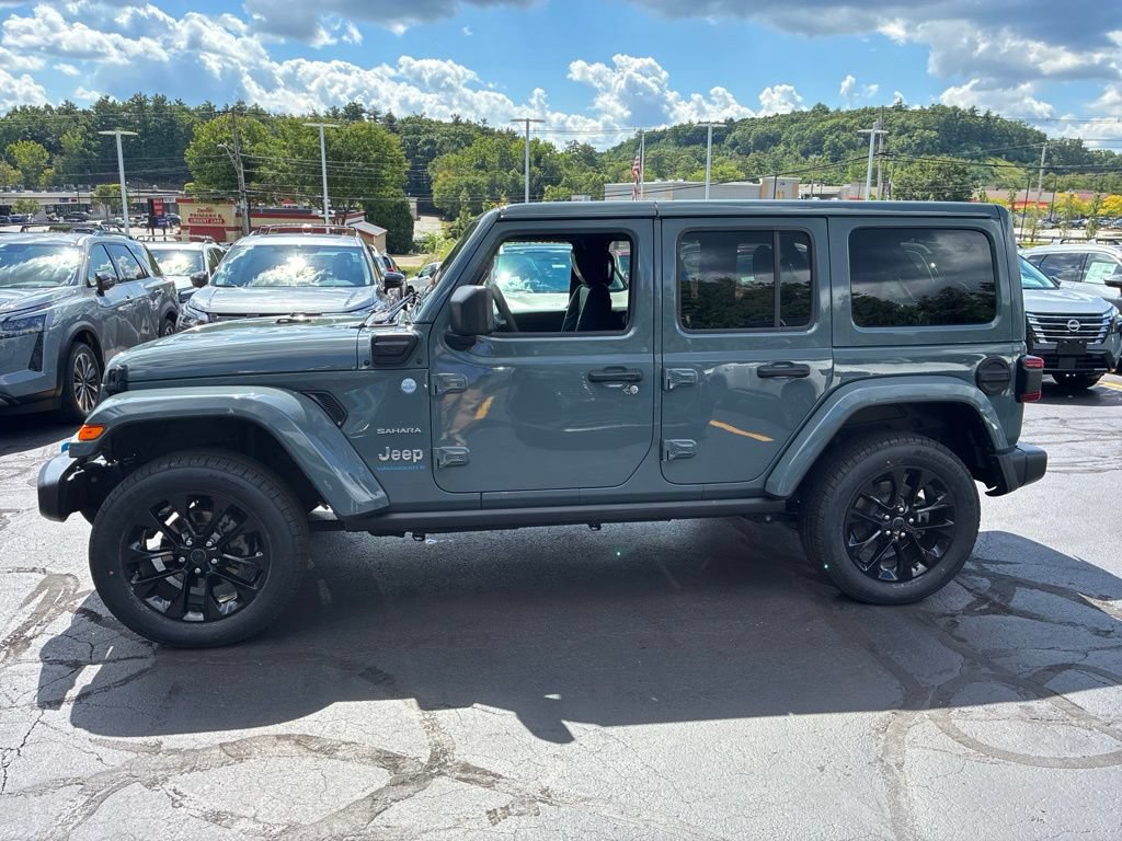 Used 2024 Jeep Wrangler Unlimited Sahara w/ Technology Group AWD/4WD image 4