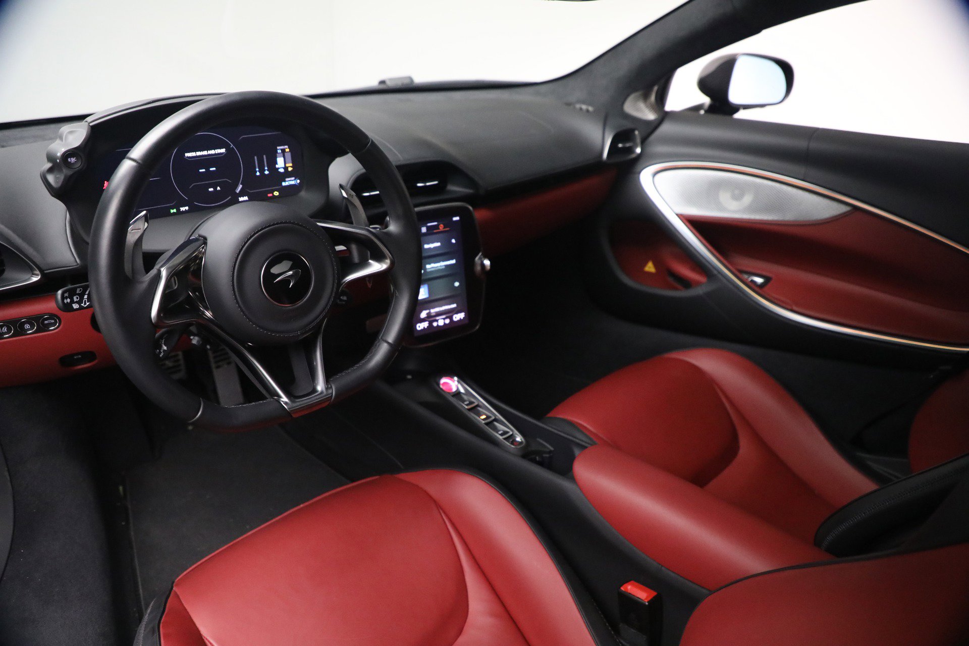 Used 2024 McLaren Artura RWD image 23