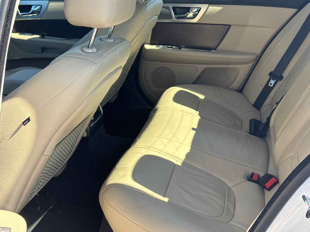Used 2013 Jaguar XF RWD image 20