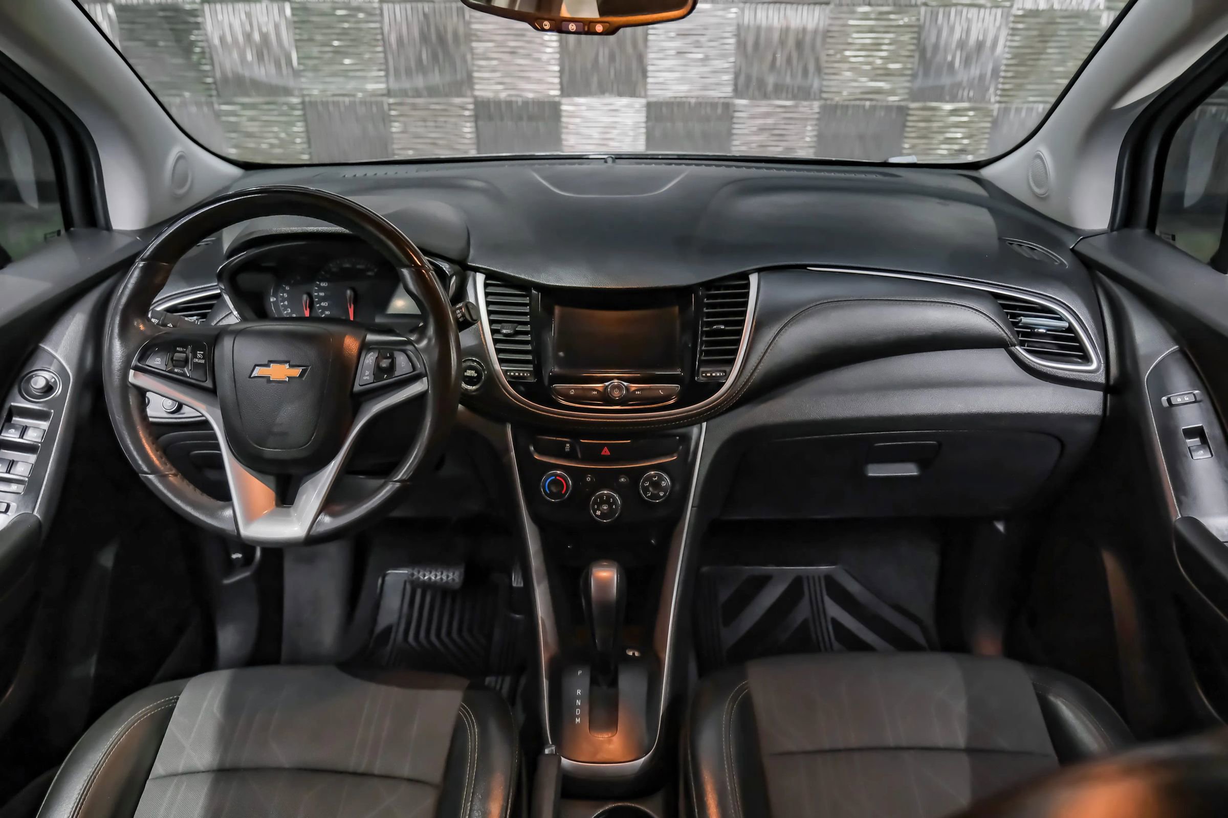 Used 2022 Chevrolet Trax LT w/ LT Convenience Package image 11