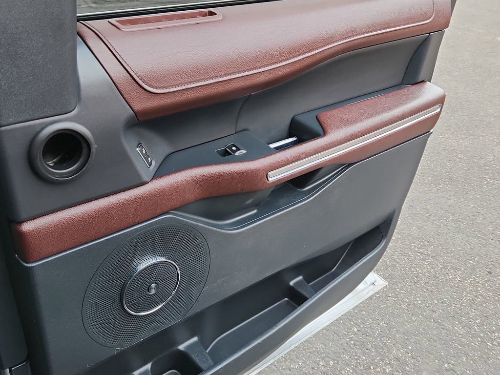 Used 2022 Ford Expedition Limited image 17