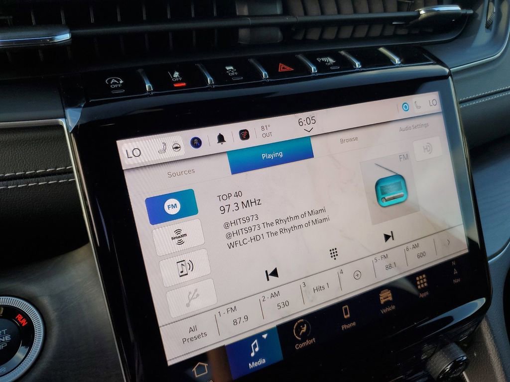 Used 2024 Jeep Grand Cherokee Limited w/ Black Appearance Package image 27