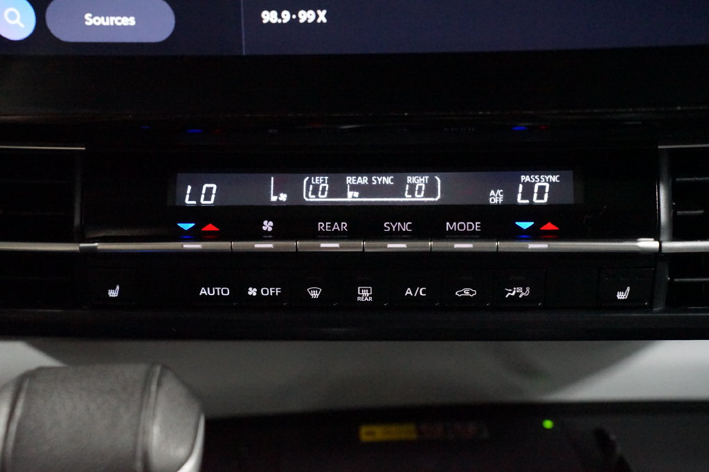 Certified 2025 Toyota Sienna XLE FWD image 20