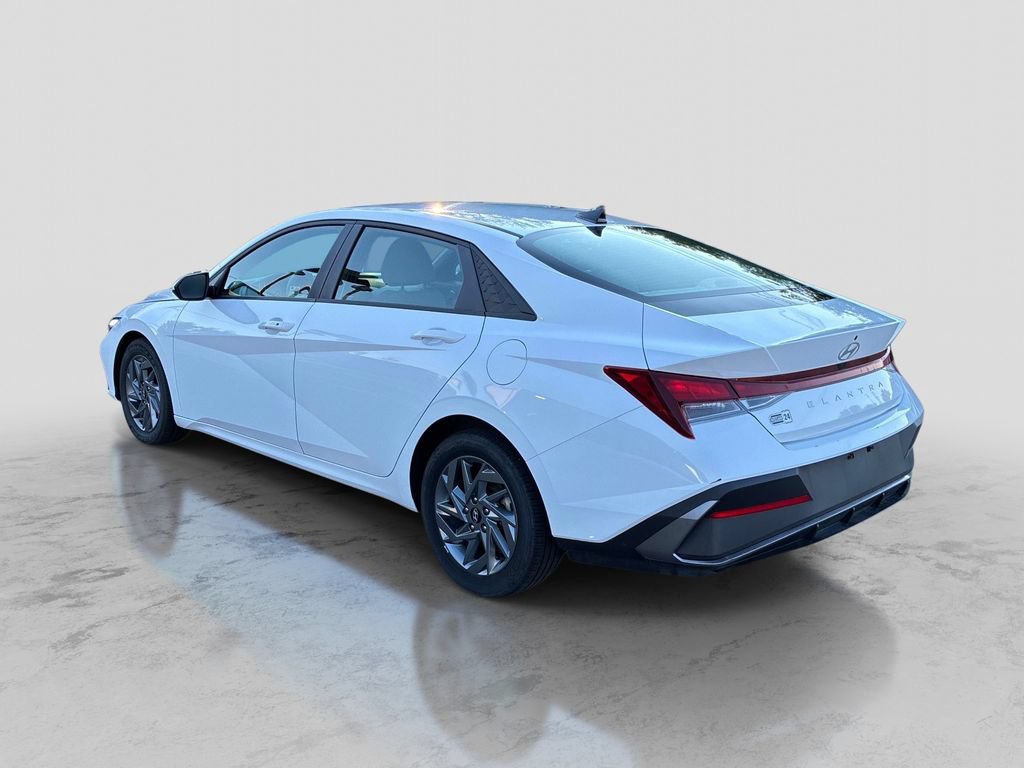 Used 2024 Hyundai Elantra SEL FWD image 5