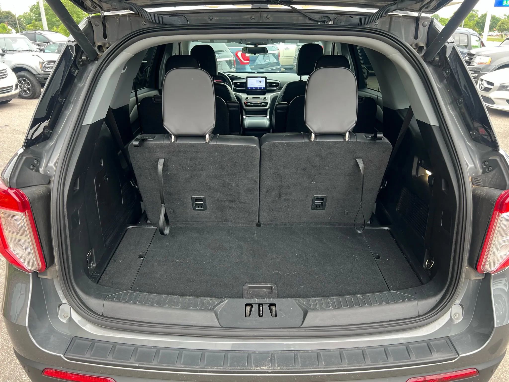 Used 2023 Ford Explorer XLT w/ Equipment Group 202A image 10