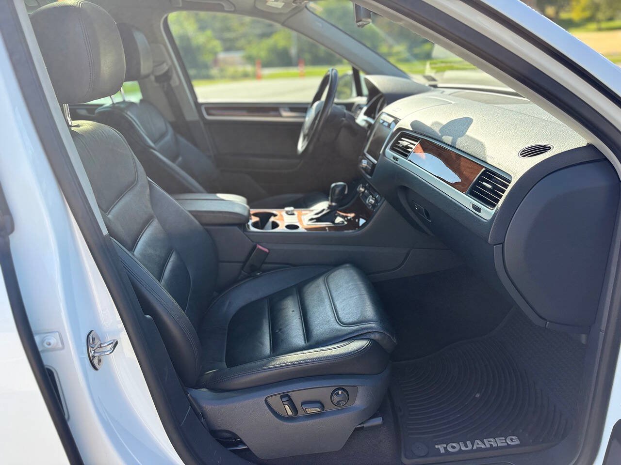 Used 2014 Volkswagen Touareg TDI AWD/4WD image 16