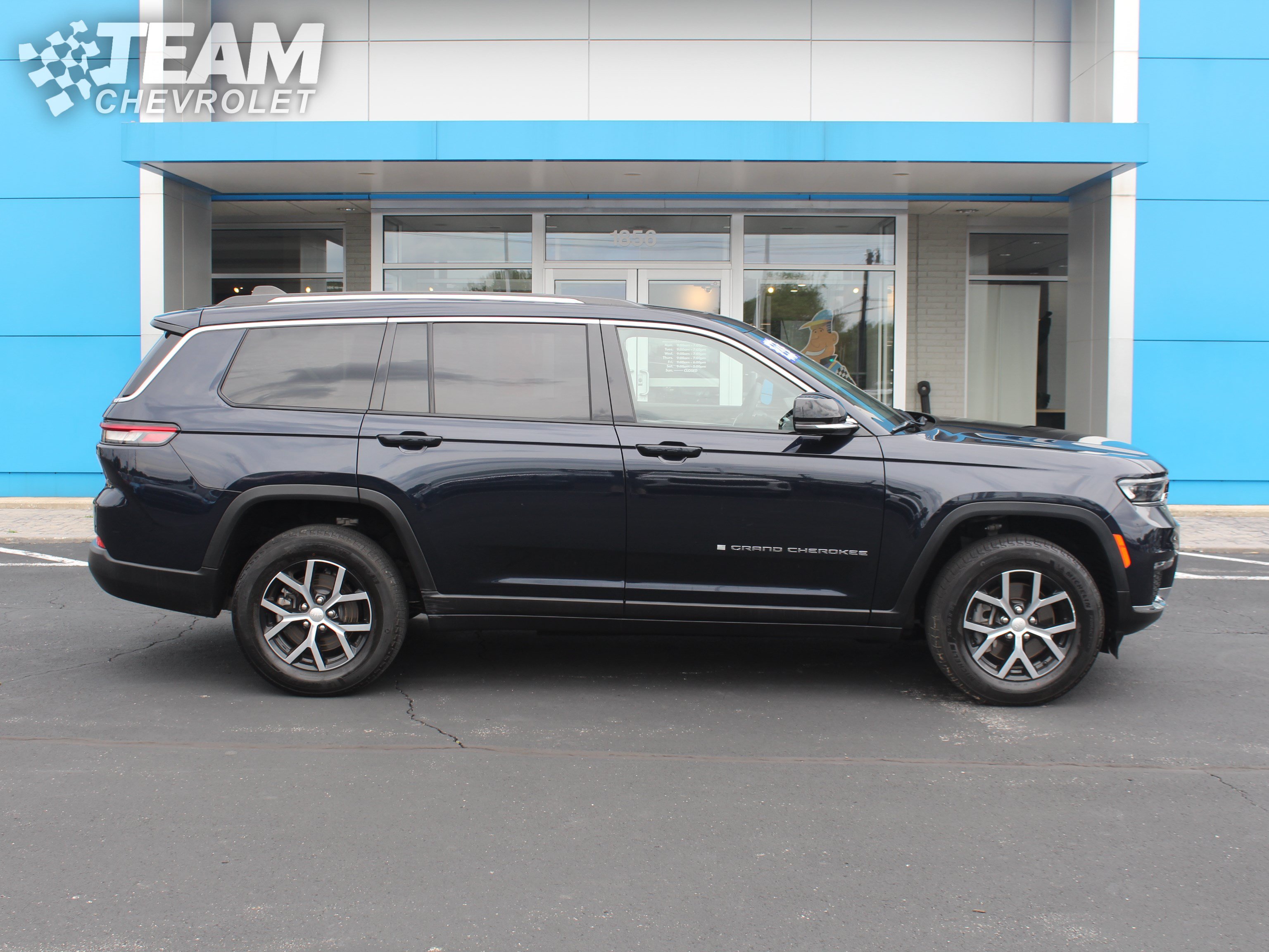 Used 2023 Jeep Grand Cherokee L Limited AWD/4WD image 3