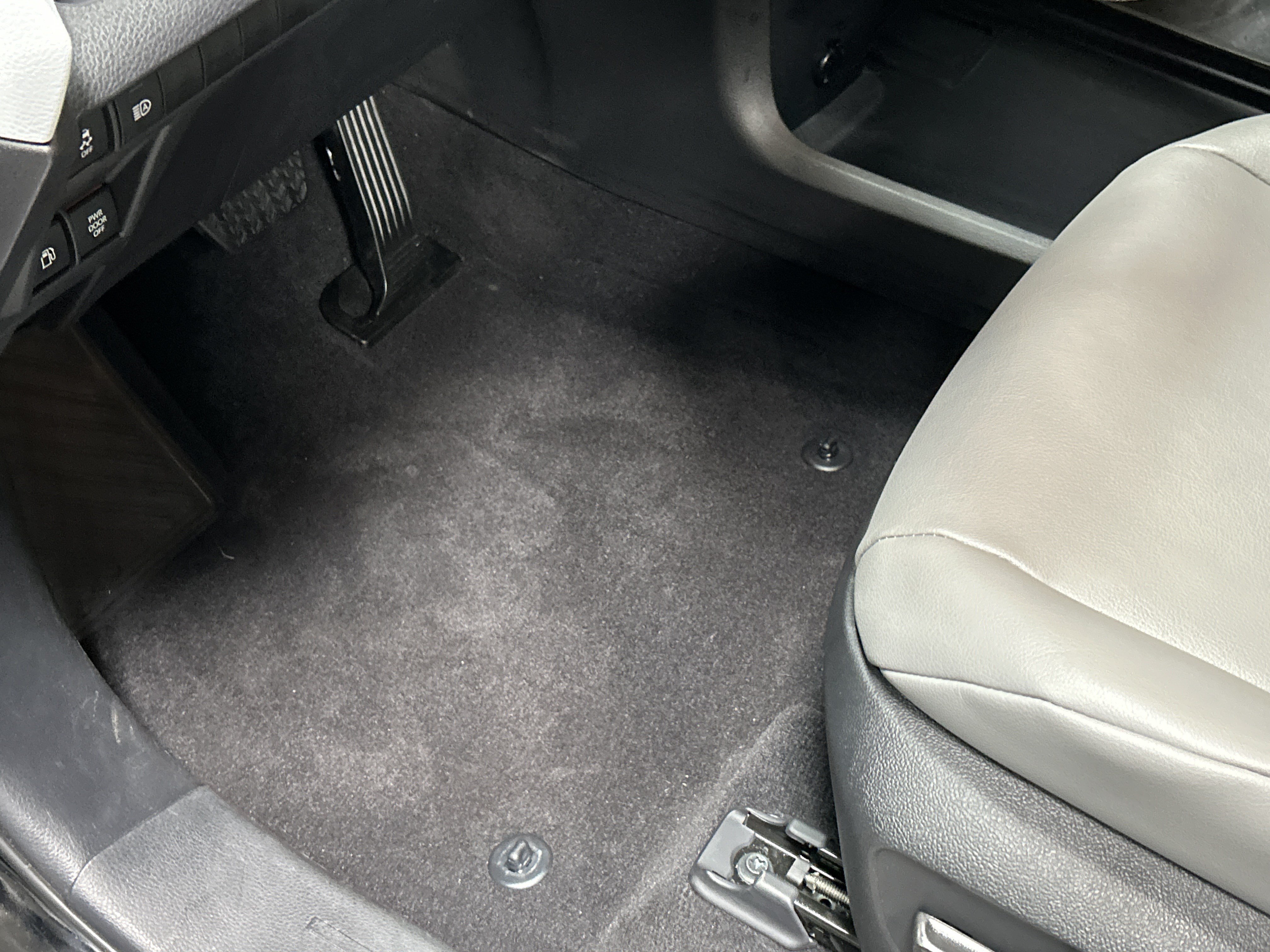 Certified 2025 Toyota Sienna XLE FWD image 17