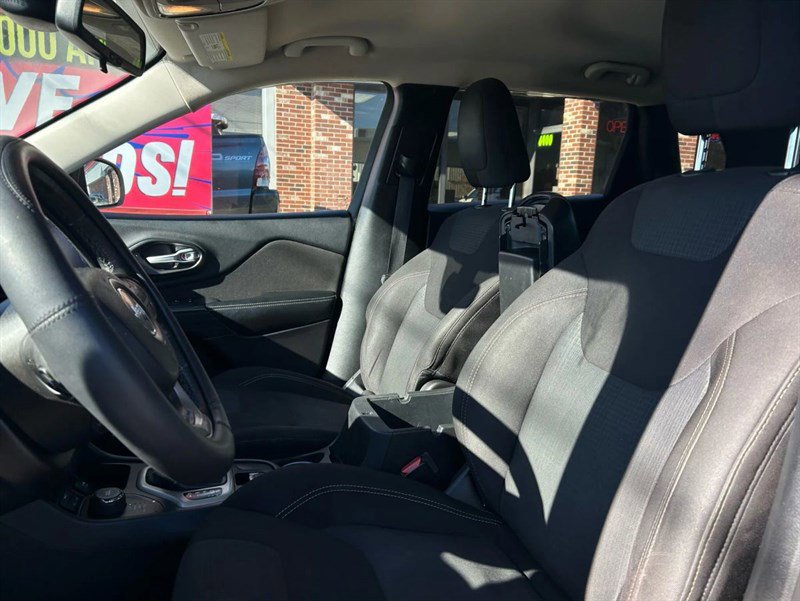 Used 2016 Jeep Cherokee Latitude w/ Safety/Convenience Group image 19