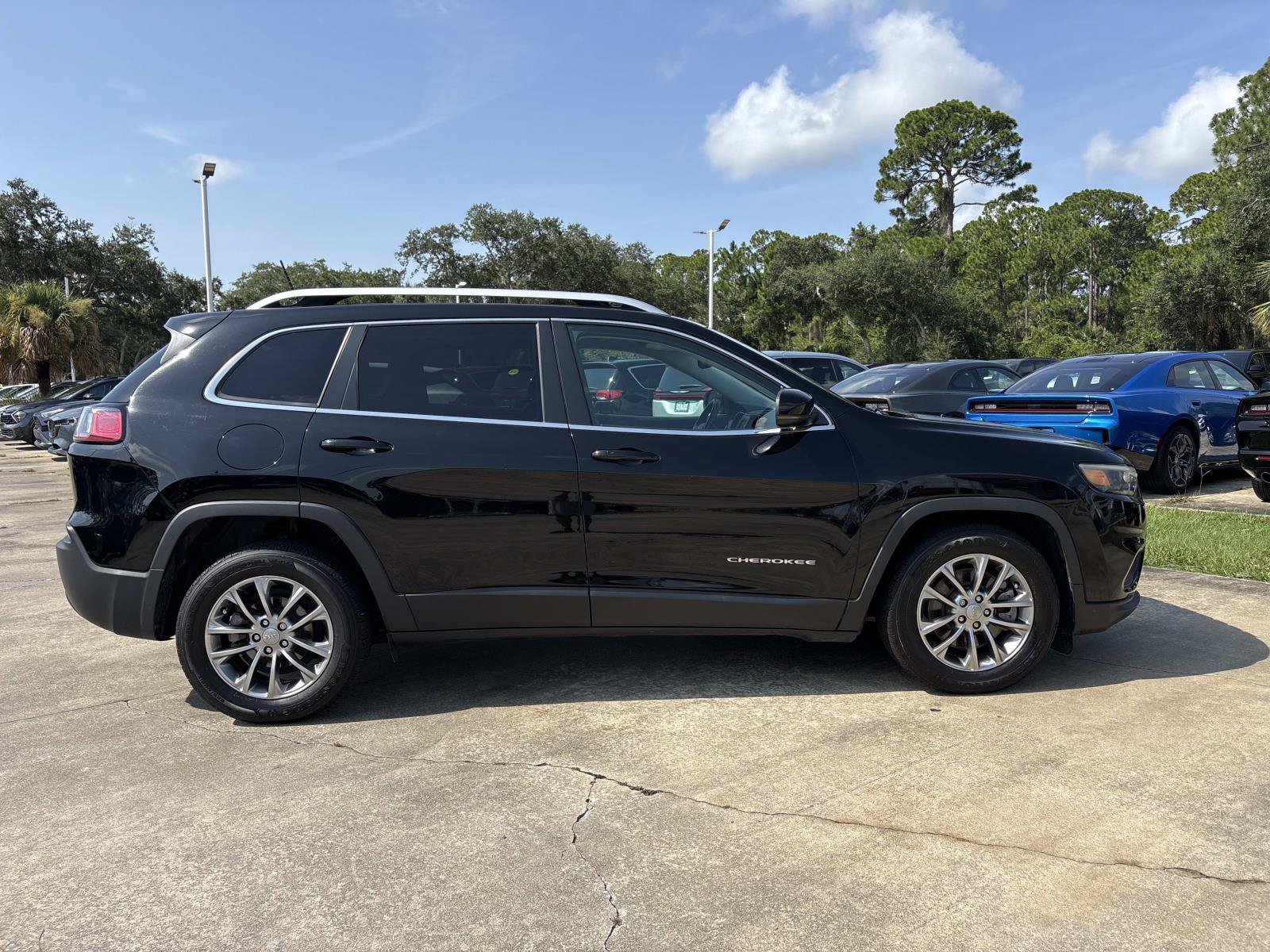 Used 2019 Jeep Cherokee Latitude Plus w/ Comfort/Convenience Group FWD image 2