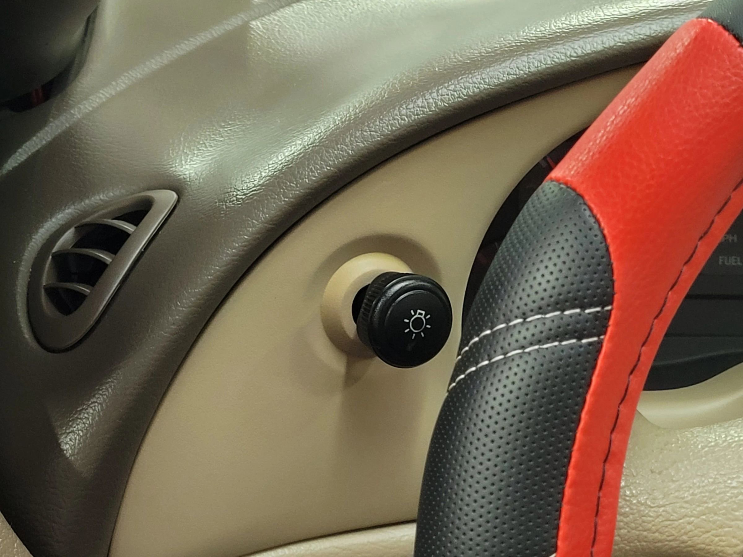 Used 2004 Ford Mustang Deluxe Convertible 2D image 34