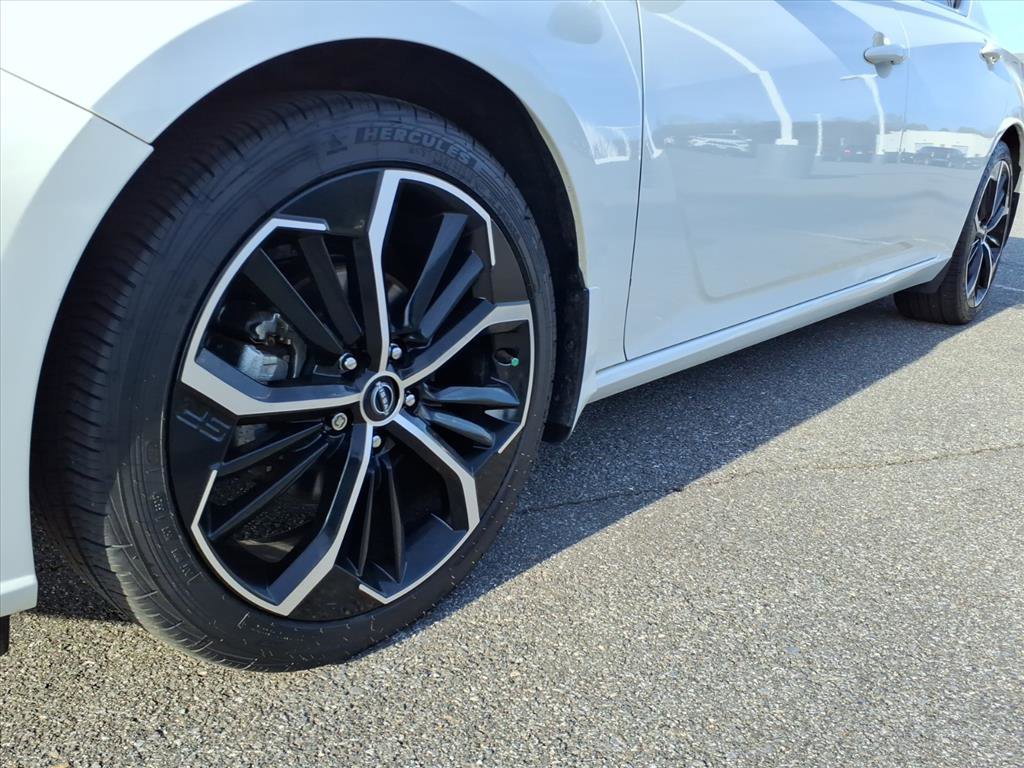 Used 2023 Nissan Altima 2.5 SR w/ SR Premium Package image 9