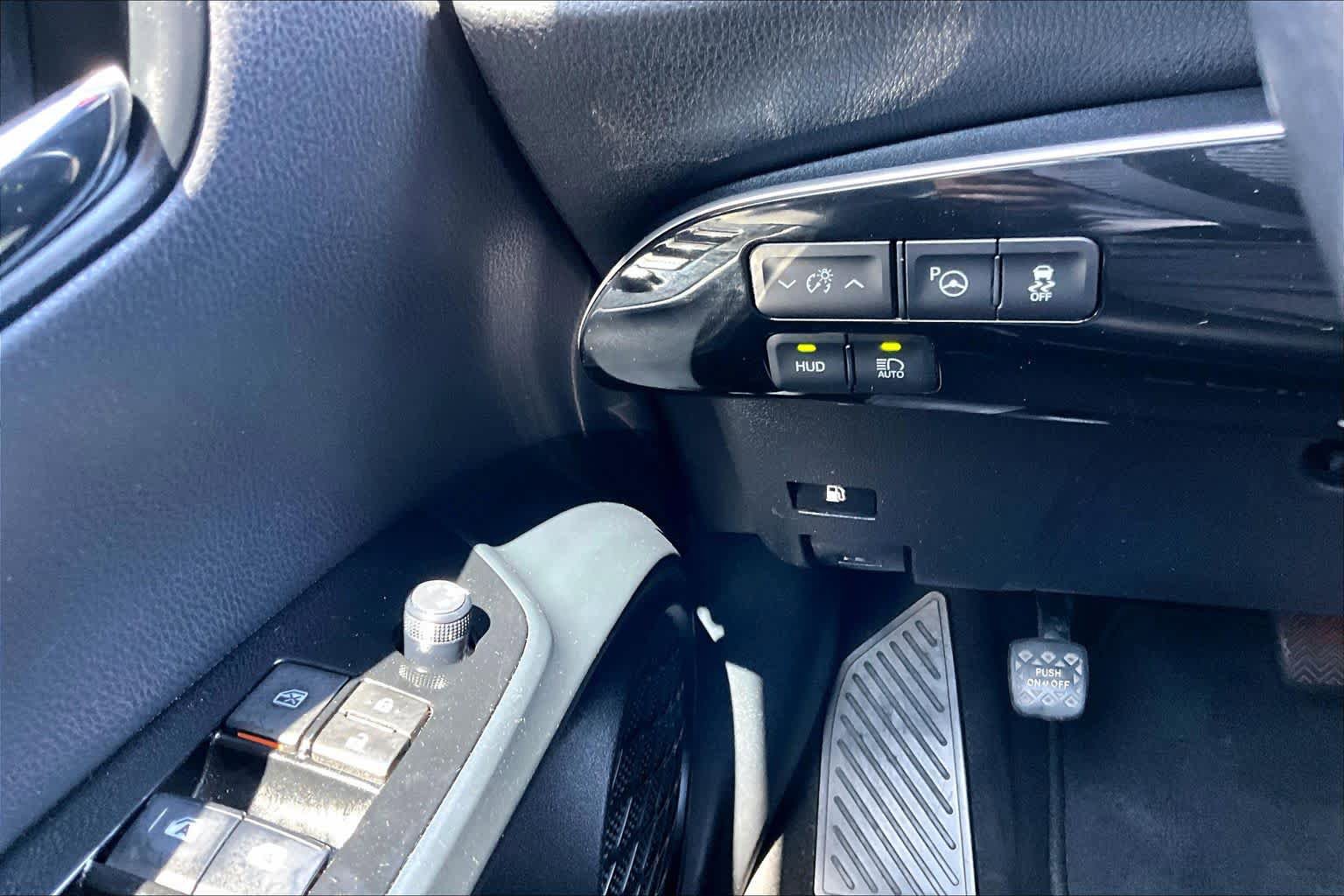 Used 2017 Toyota Prius Four w/ Advanced Technology Package FWD image 33
