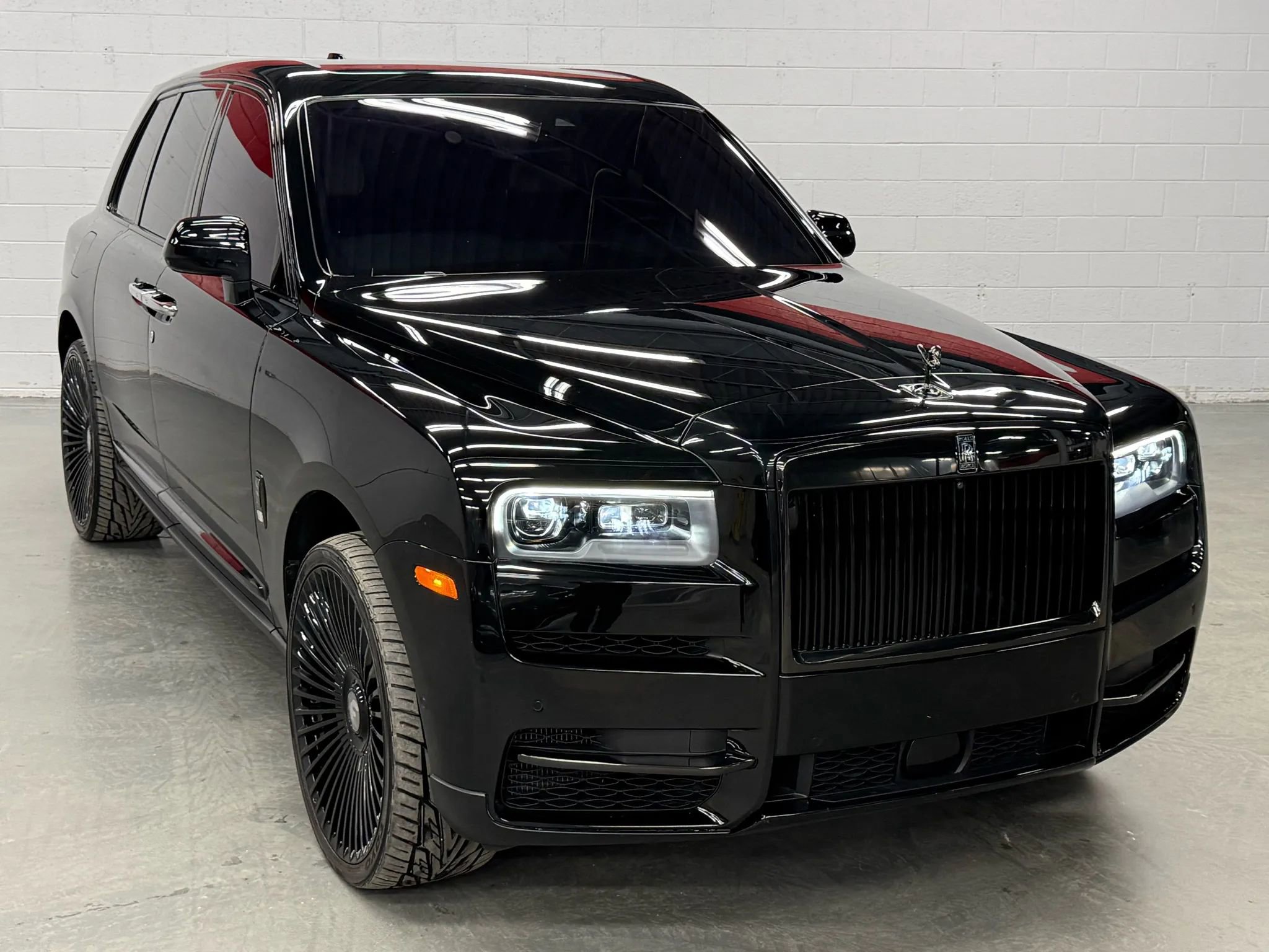 Used 2022 Rolls-Royce Cullinan Black Badge w/ Dark Exterior Package image 19