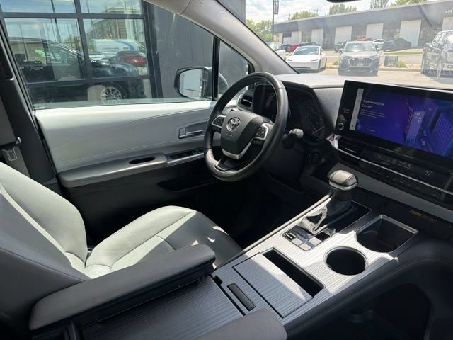 Used 2025 Toyota Sienna XLE FWD image 12
