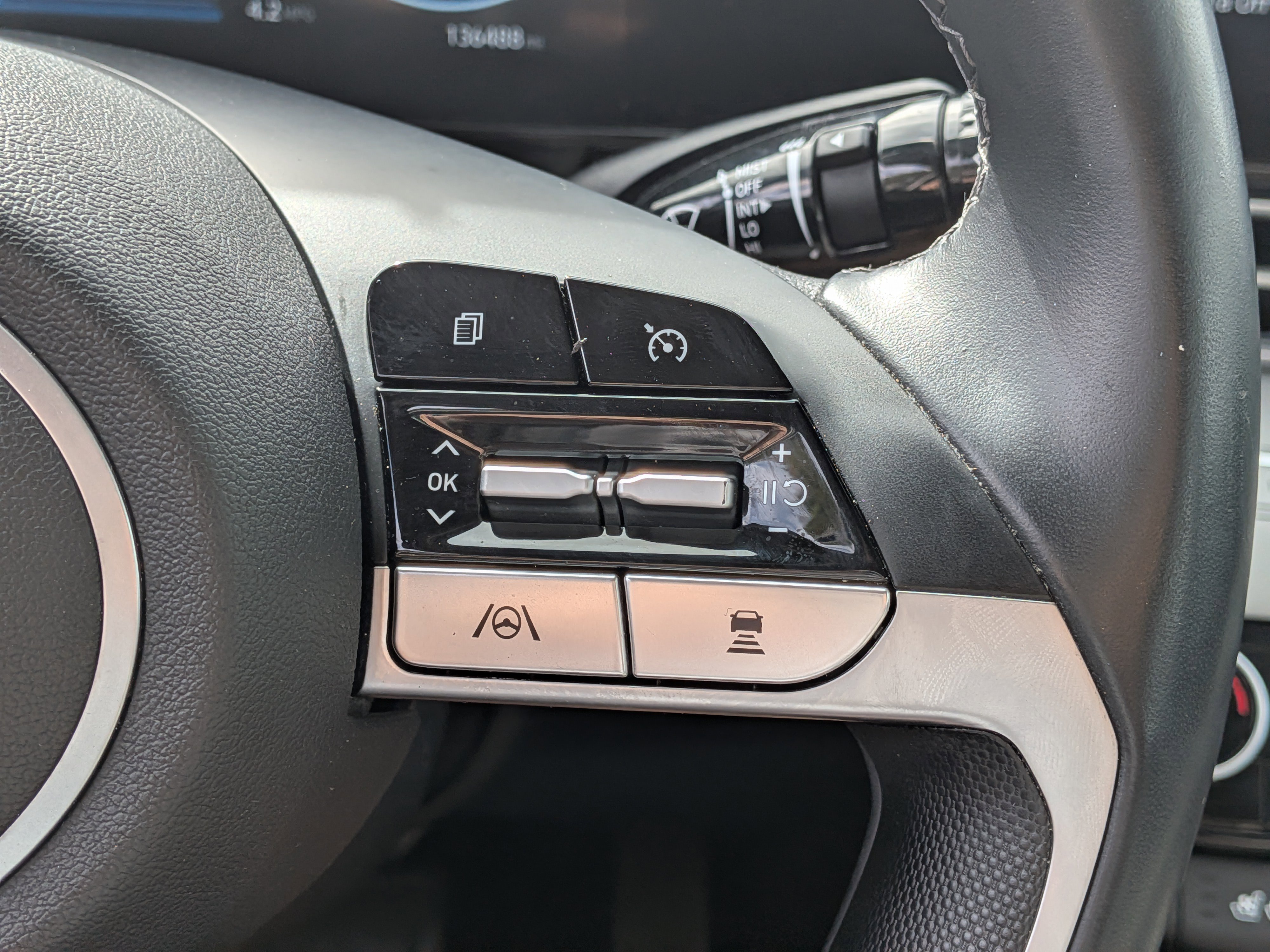 Used 2022 Hyundai Elantra Limited w/ Preferred Accessory Package image 24