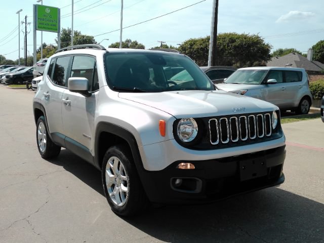 Used 2017 Jeep Renegade Latitude w/ Cold Weather Group AWD/4WD image 4