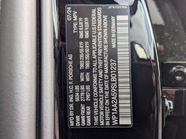 Certified 2025 Porsche Macan AWD/4WD image 30