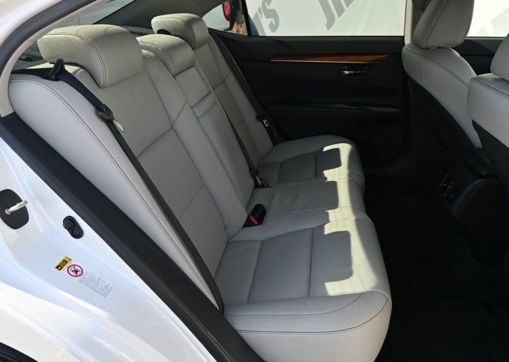 Used 2015 Lexus ES 300h 4dr Sedan Hybrid w/ Navigation System Package image 17