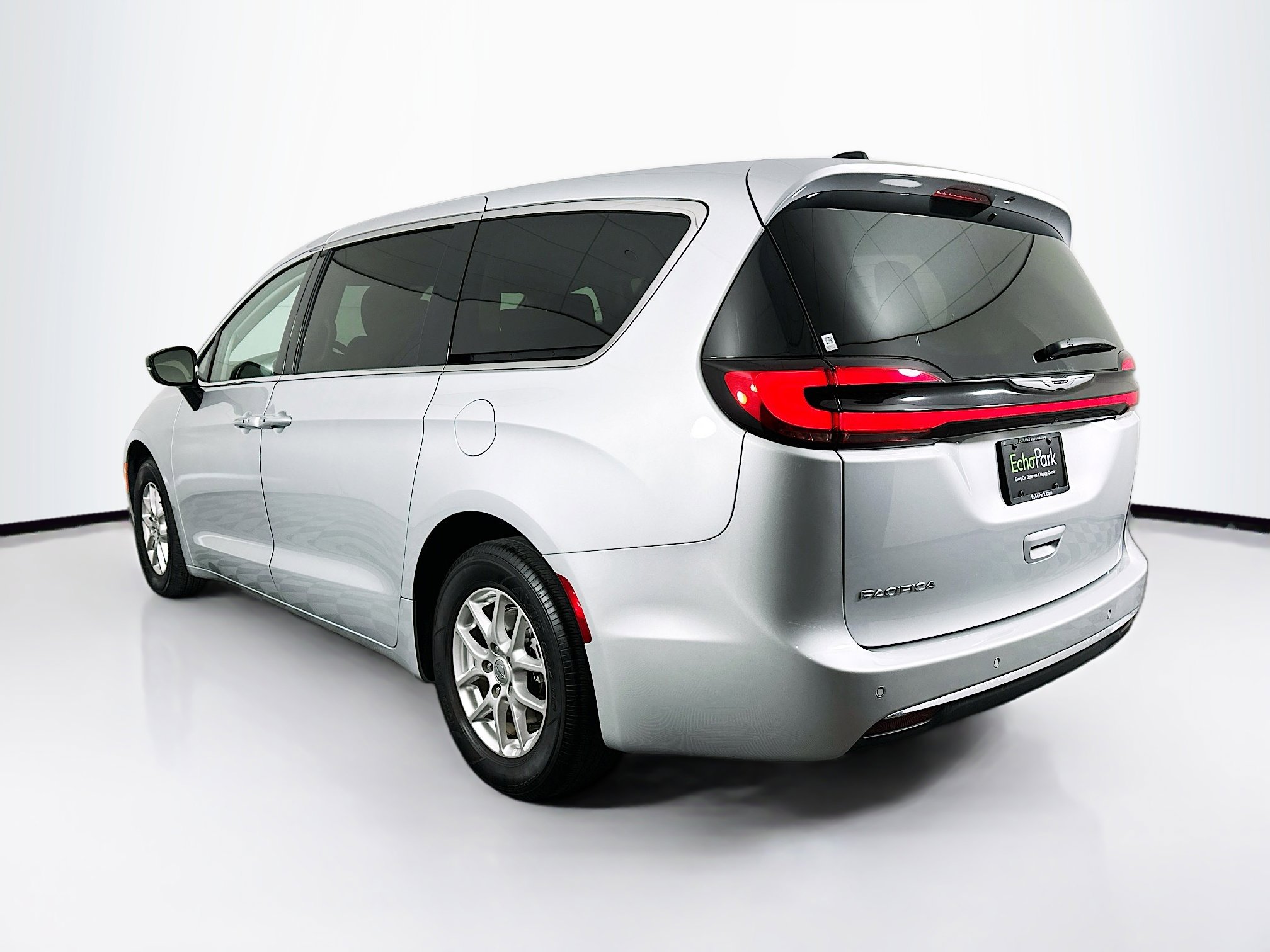 Used 2024 Chrysler Pacifica Touring-L image 5