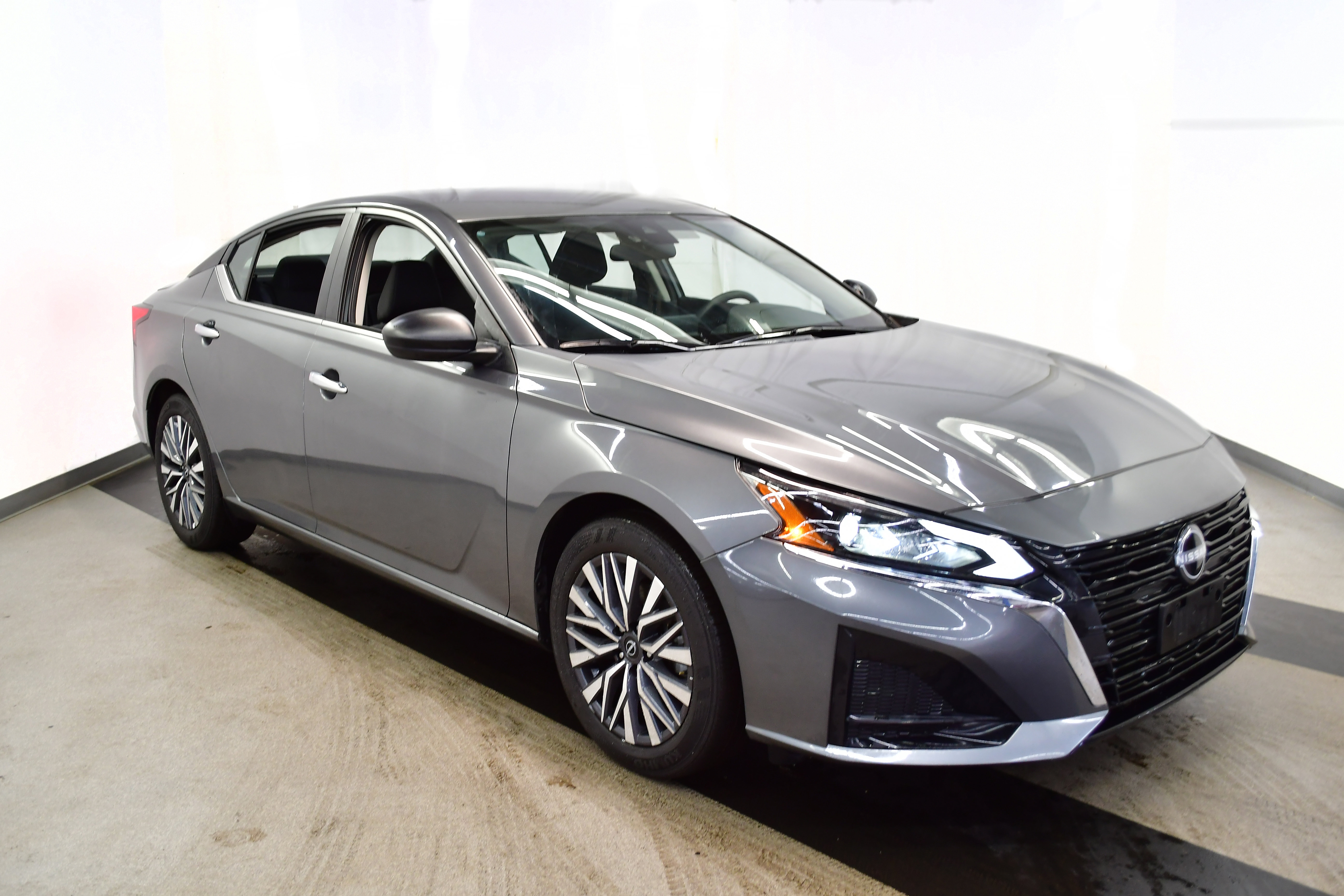 Used 2025 Nissan Altima 2.5 SV image 2