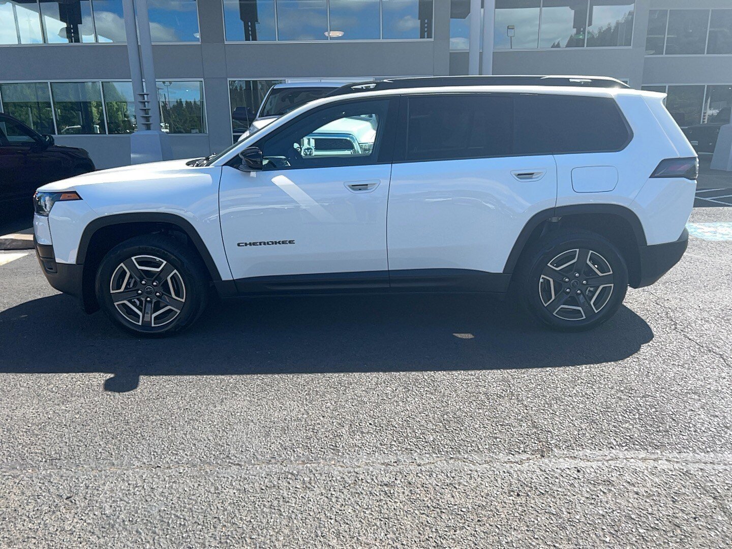 Used 2026 Jeep Cherokee Laredo AWD/4WD image 9