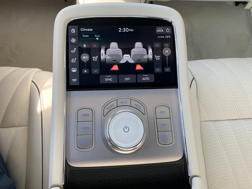 Used 2025 Genesis G90 3.5T image 18