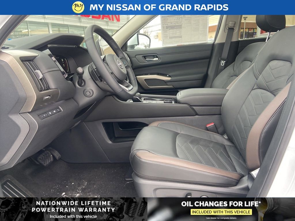 New 2025 Nissan Pathfinder Platinum image 17