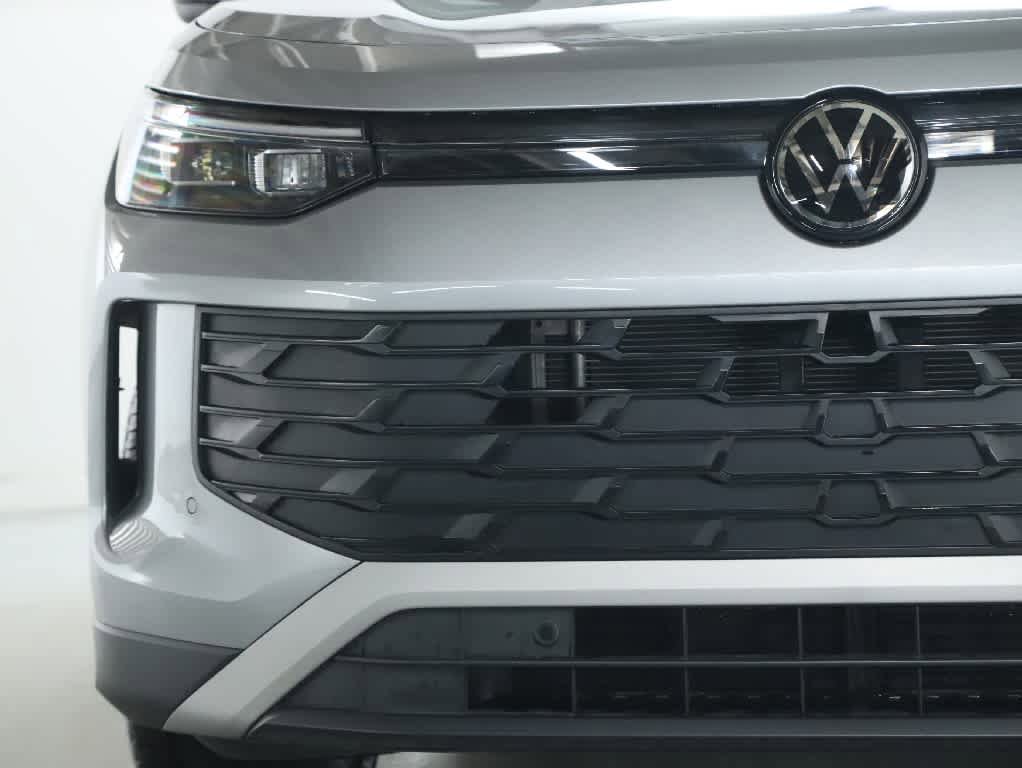 Certified 2025 Volkswagen Tiguan SE FWD image 7