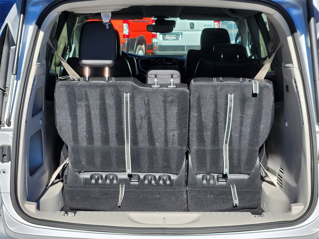 Used 2024 Chrysler Pacifica Touring-L image 12