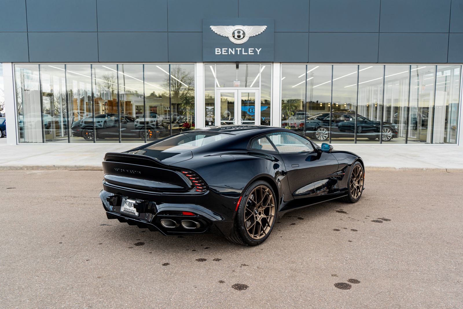 Used 2025 Aston Martin Vanquish V12 image 3