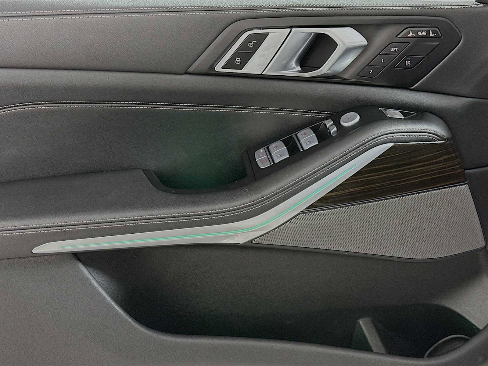 Used 2024 BMW X7 xDrive40i w/ Premium Package image 17