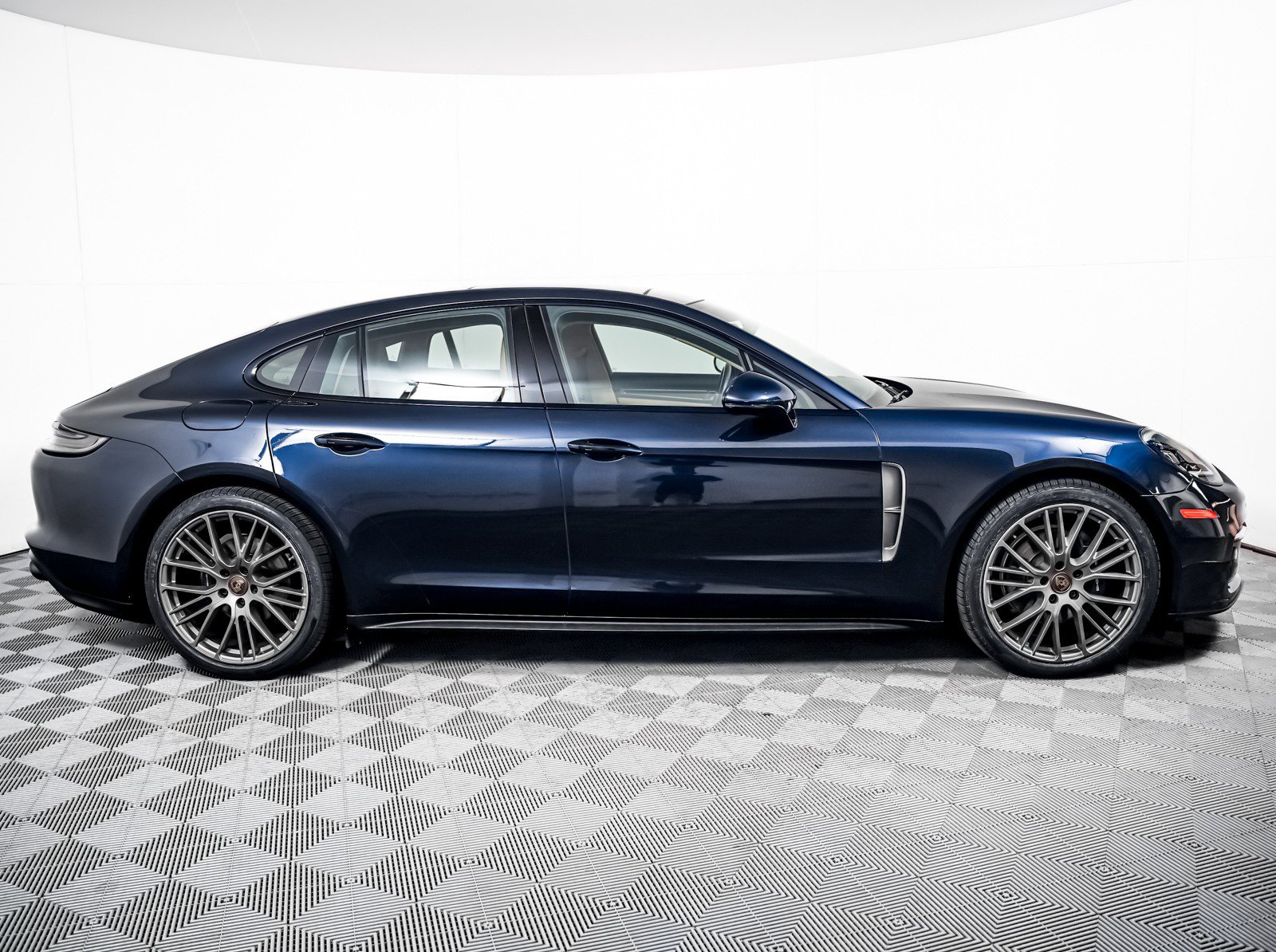 Certified 2023 Porsche Panamera Platinum Edition image 9