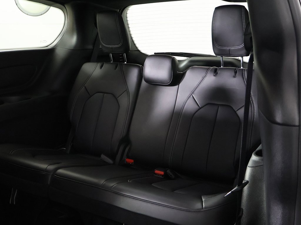 Used 2025 Chrysler Pacifica Select image 29