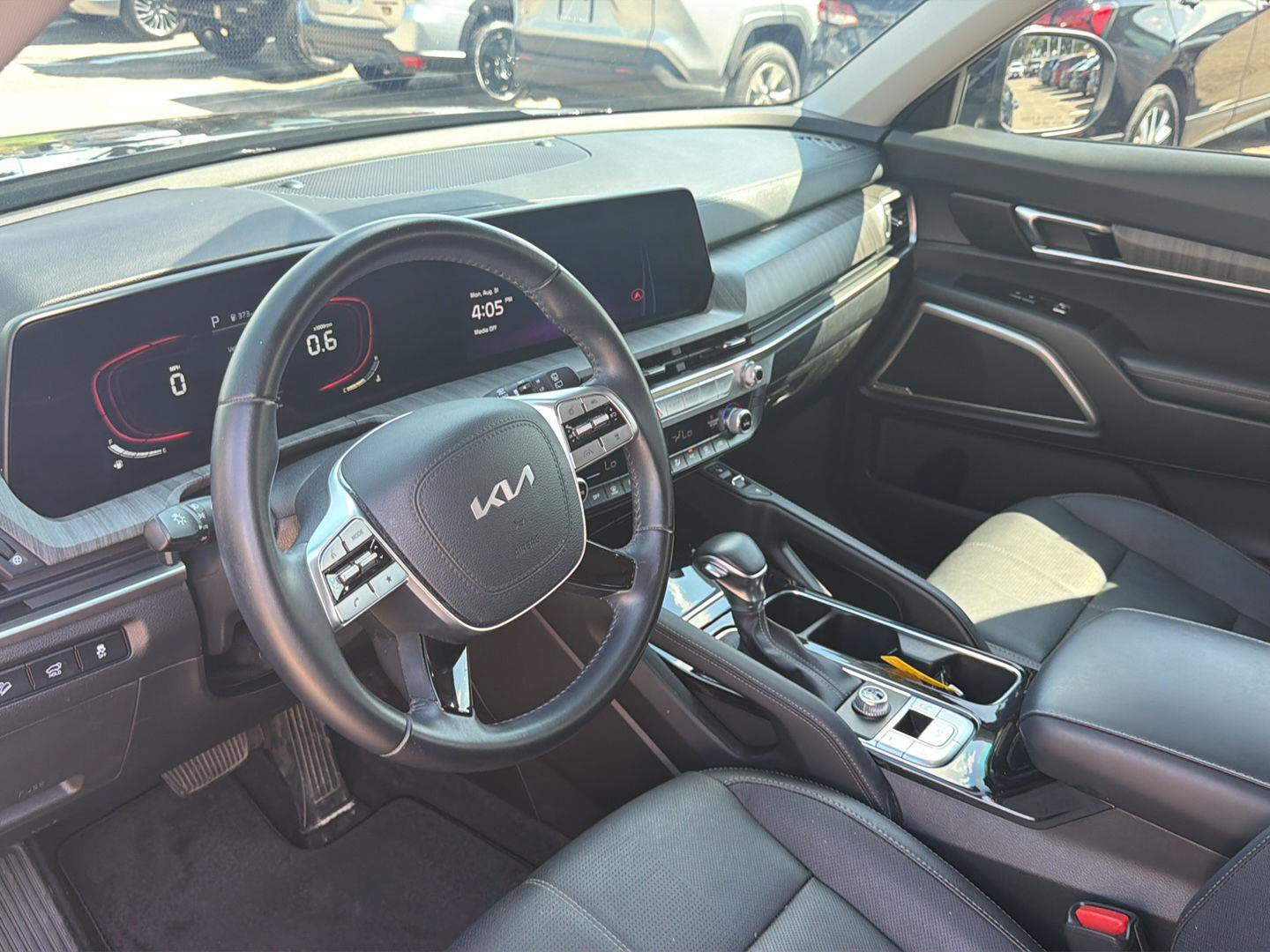 Used 2024 Kia Telluride EX w/ EX Captain's Chair Package FWD image 25