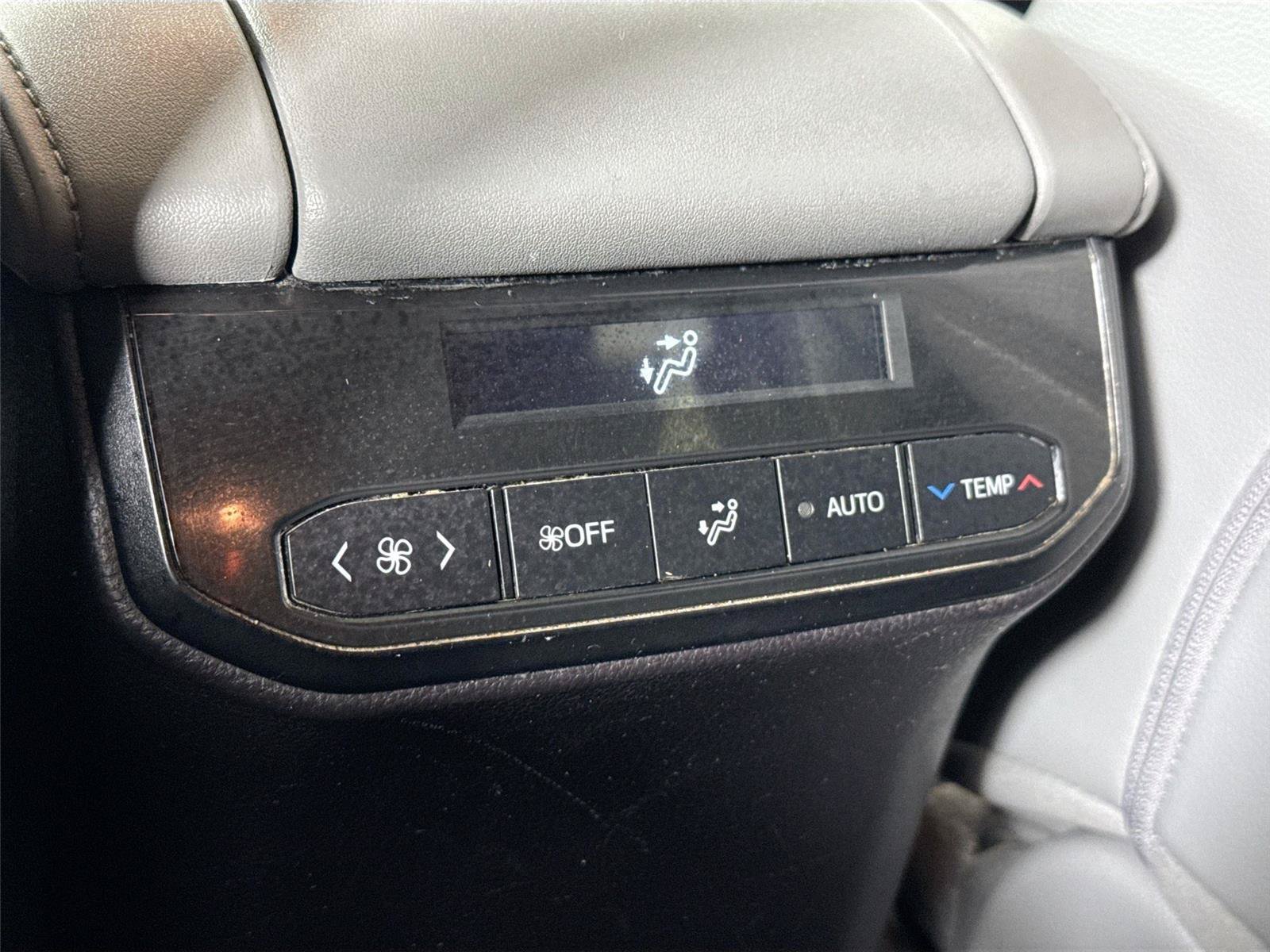 Used 2022 Toyota Highlander XLE FWD image 32
