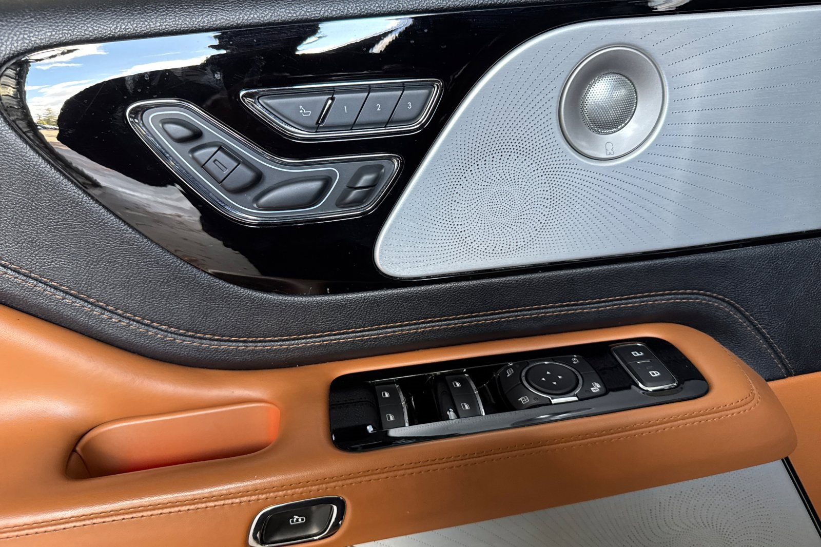 Used 2020 Lincoln Aviator Black Label Grand Touring w/ Class IV Trailer Tow Package image 11