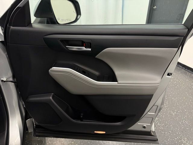 Certified 2023 Toyota Highlander XLE image 8