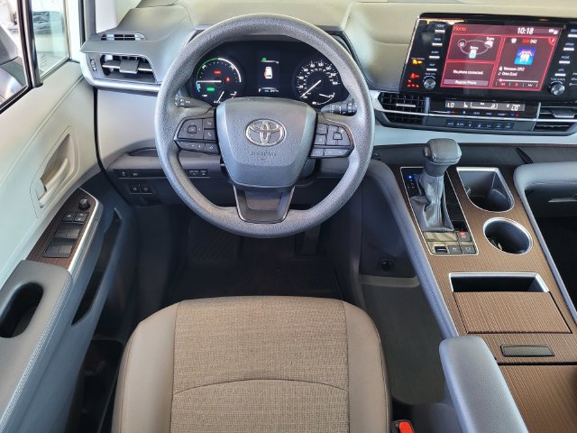 Used 2024 Toyota Sienna LE AWD/4WD image 16
