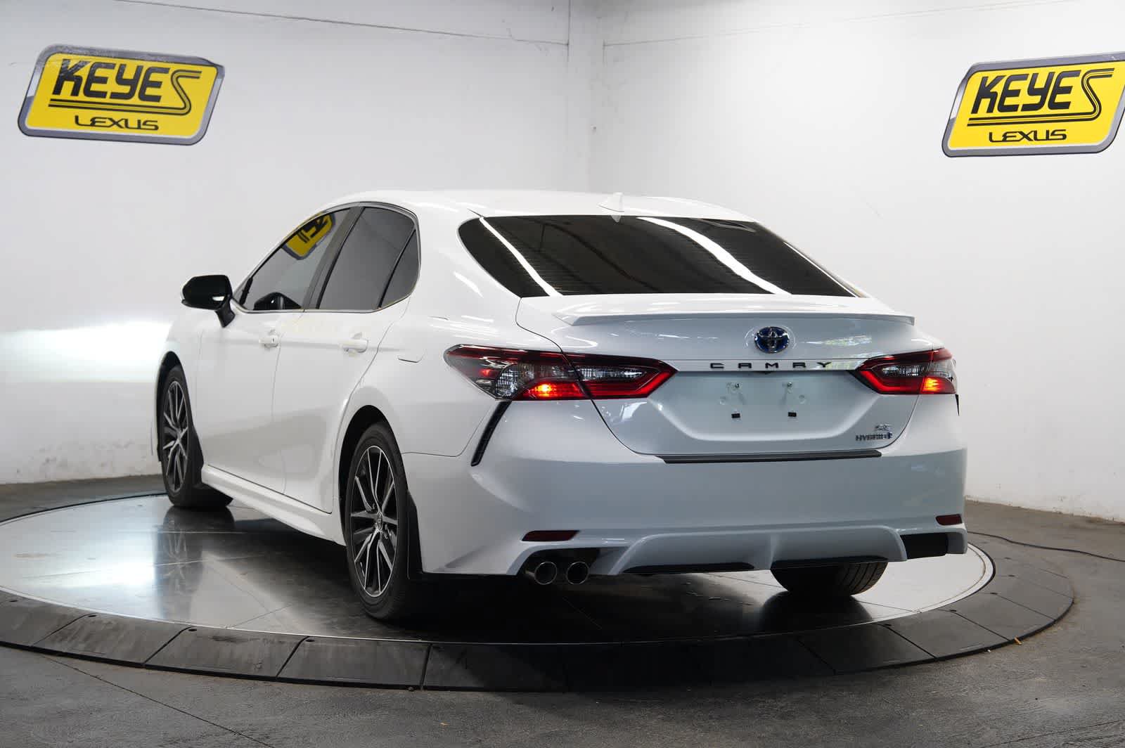 Used 2023 Toyota Camry SE w/ Audio Upgrade Package FWD image 2
