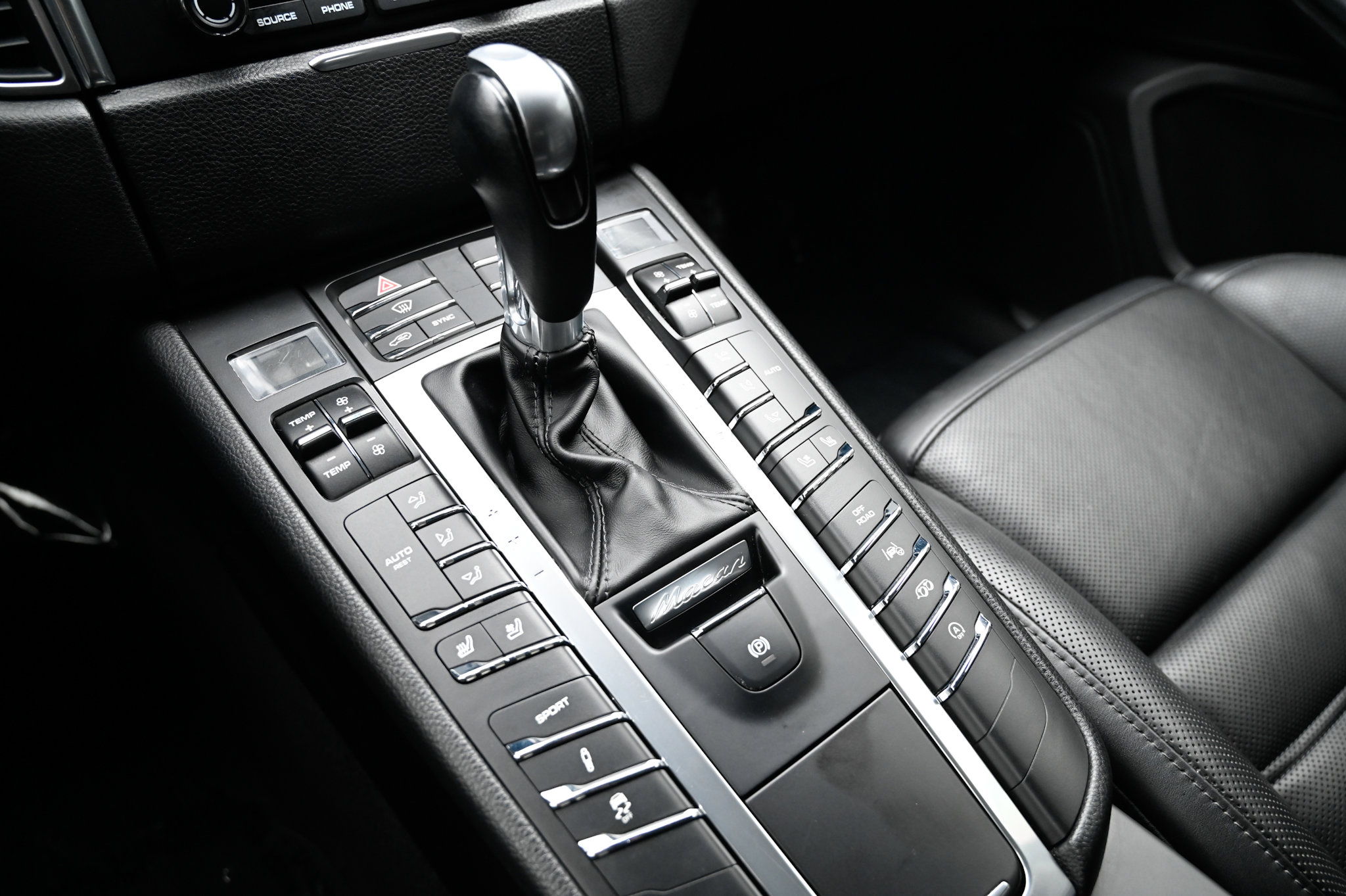 Used 2018 Porsche Macan Turbo image 27