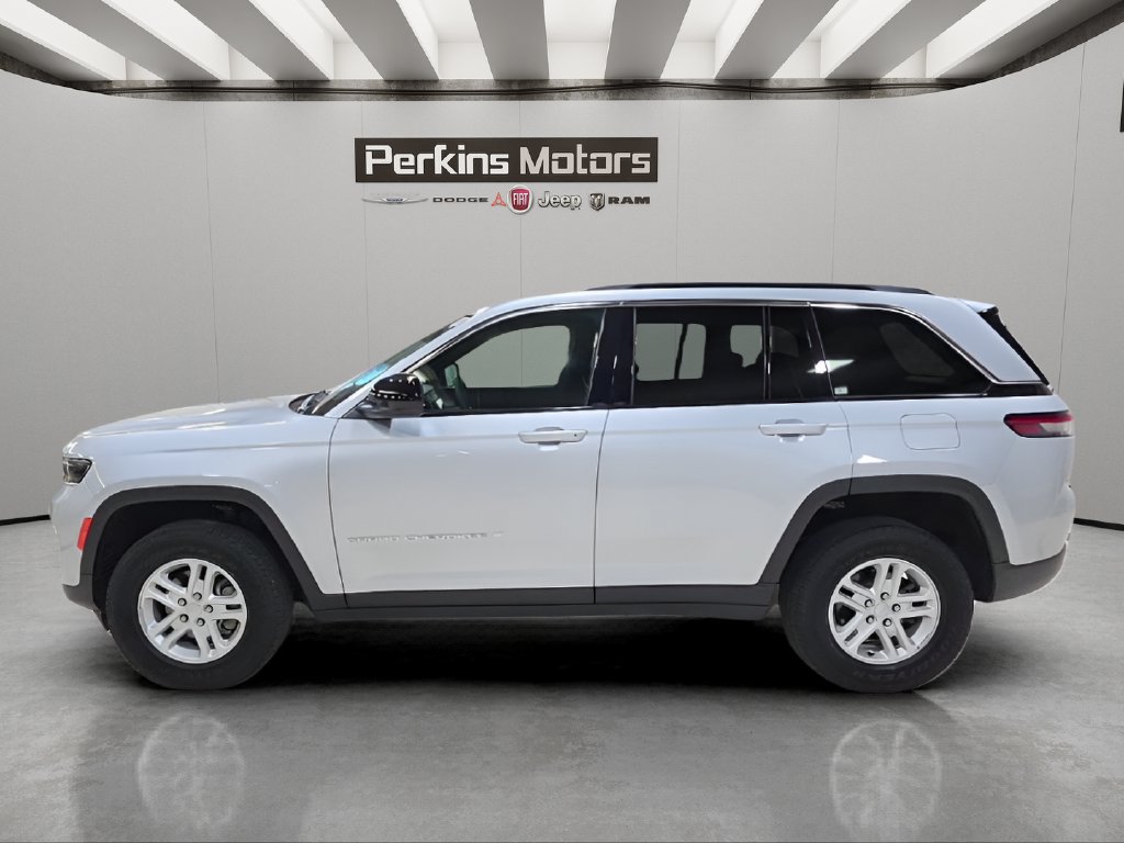 Certified 2024 Jeep Grand Cherokee Laredo AWD/4WD image 2