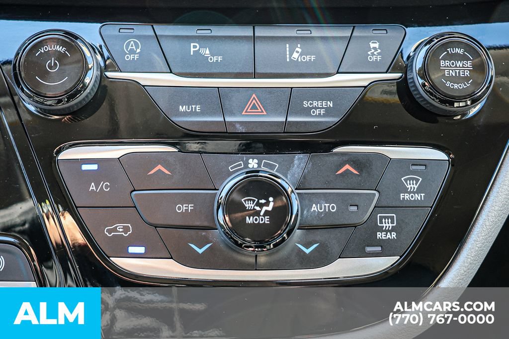 Used 2024 Chrysler Pacifica Touring-L FWD image 43