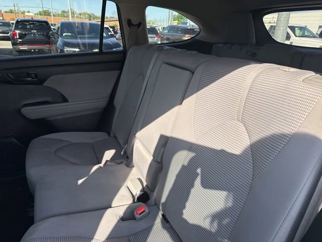 Used 2023 Toyota Highlander L FWD image 31