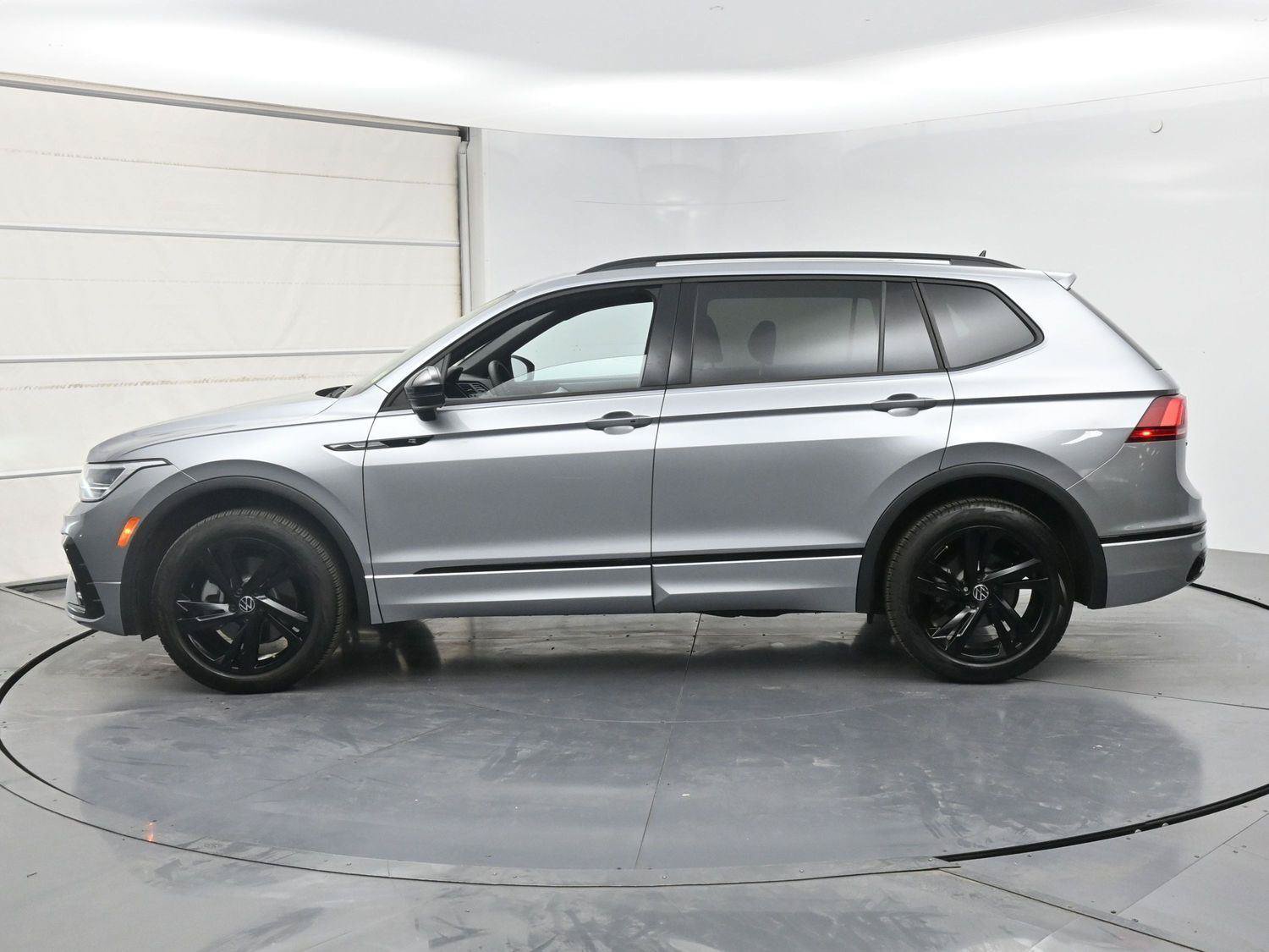 Used 2024 Volkswagen Tiguan SE R-Line AWD/4WD image 21