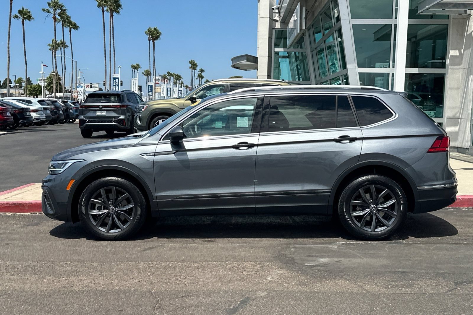 Used 2023 Volkswagen Tiguan SE w/ Panoramic Sunroof Package FWD image 8