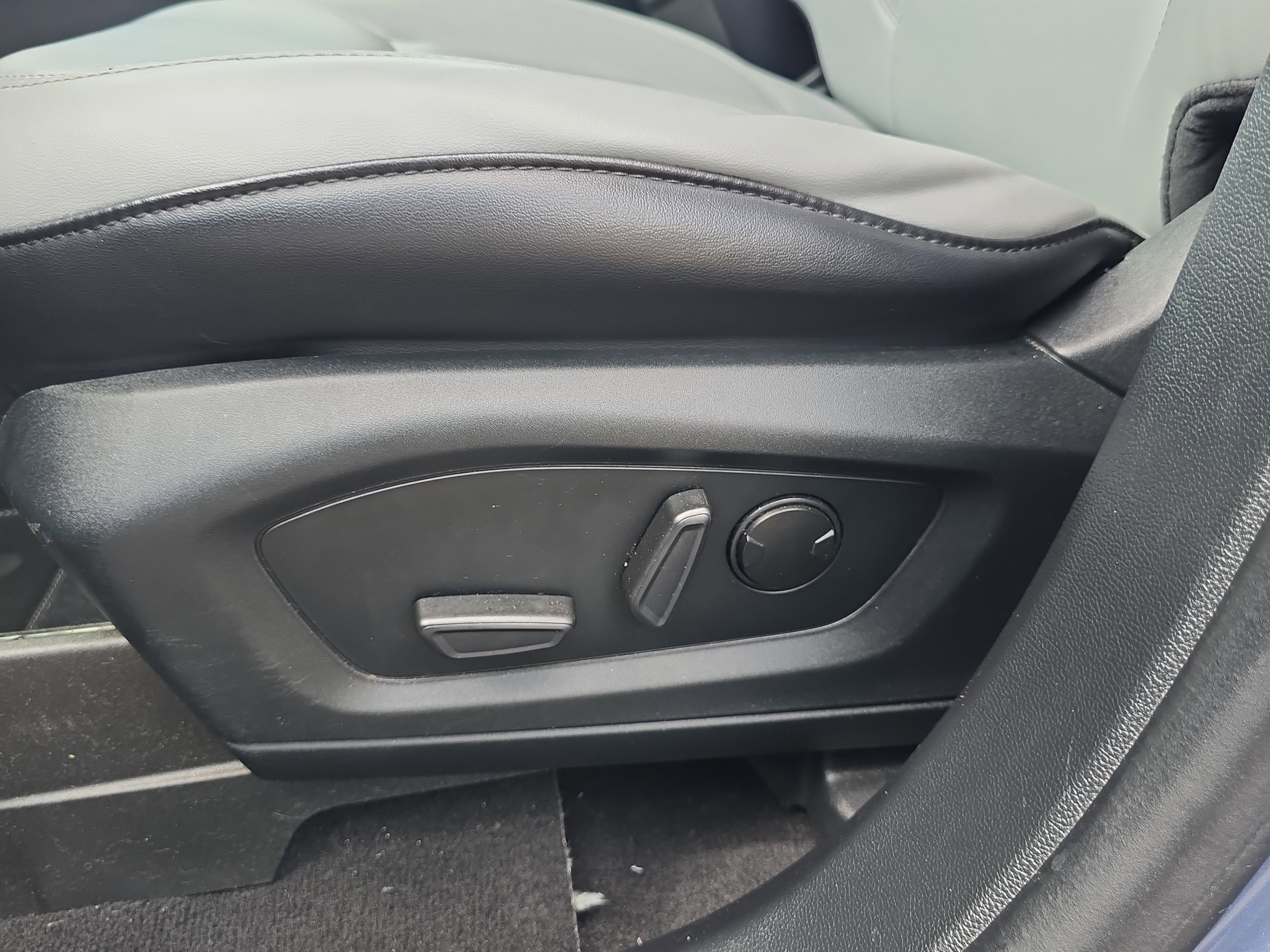 Used 2021 Ford Explorer XLT w/ Equipment Group 202A image 21